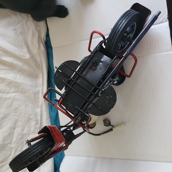 Red Metal Motorcycle Decoration Tabletop Ornament Decor - Picture 5 of 6